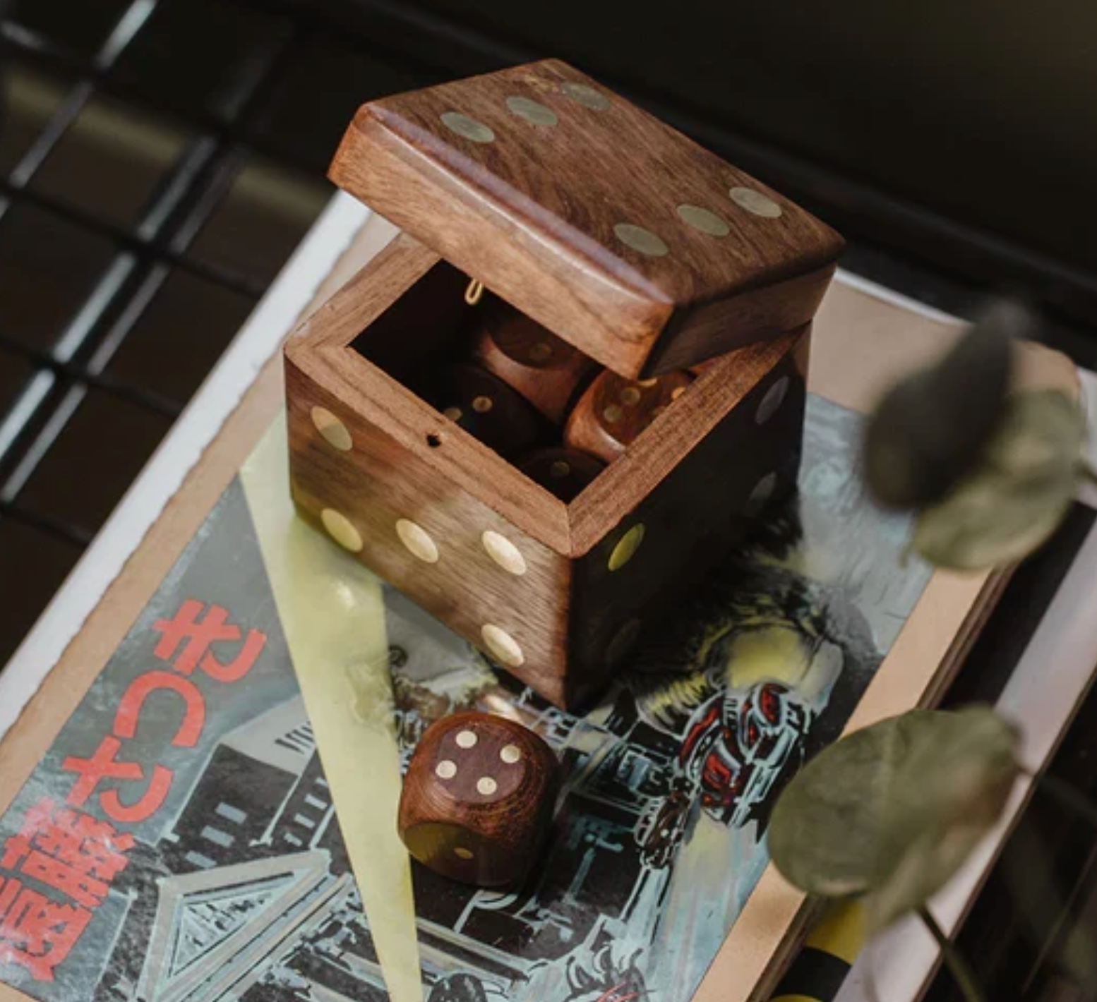 Brass Inlay Dice Box with 5 Dice- Set